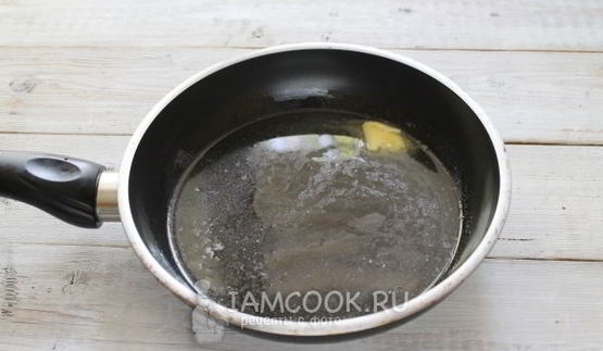 жареная картошка с хрустящей корочкой на сковороде