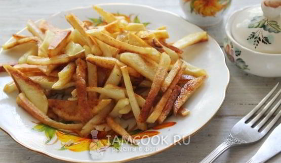 жареная картошка с хрустящей корочкой на сковороде