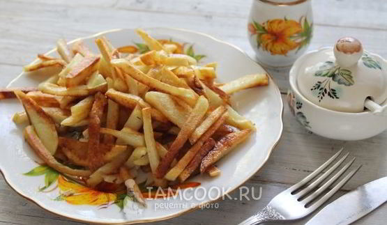 жареная картошка с хрустящей корочкой на сковороде