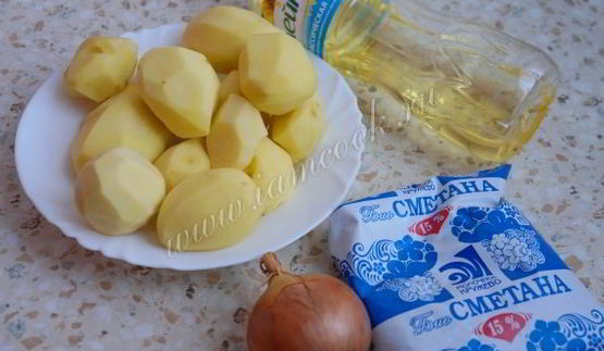 жареный картофель со сметаной и луком