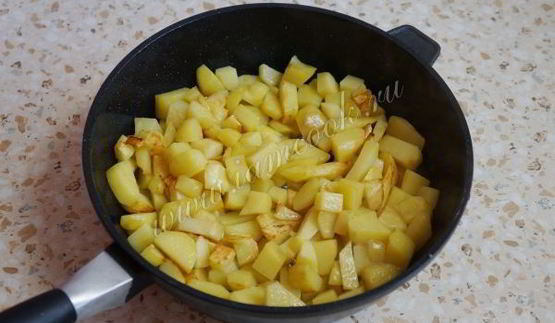 жареный картофель со сметаной и луком