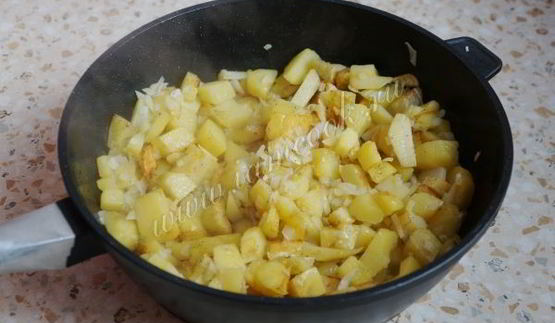 жареный картофель со сметаной и луком