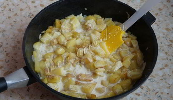 жареный картофель со сметаной и луком