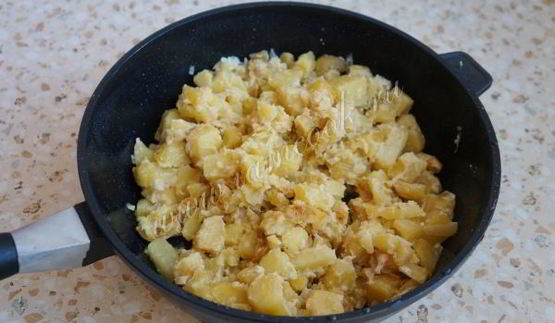 жареный картофель со сметаной и луком