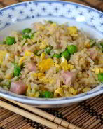 Жареный рис по-кантонезийски