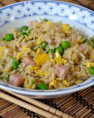 Жареный рис по-кантонезийски