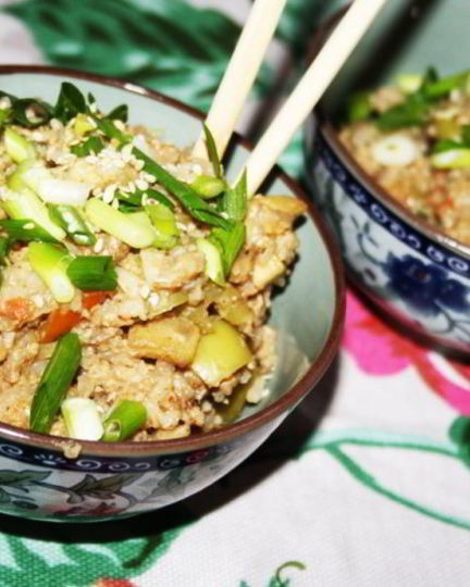 Рецепт жареного риса с креветками, овощами и яйцом в азиатском стиле