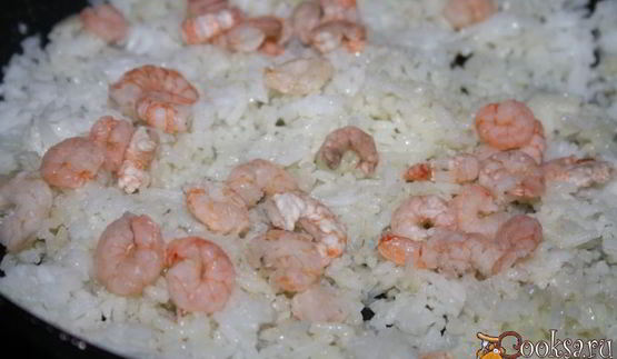 жареный рис с креветками, овощами и яйцом в азиатском стиле