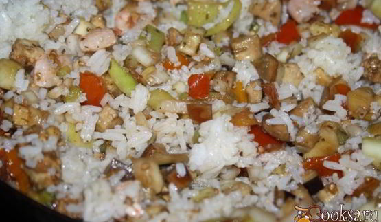 жареный рис с креветками, овощами и яйцом в азиатском стиле