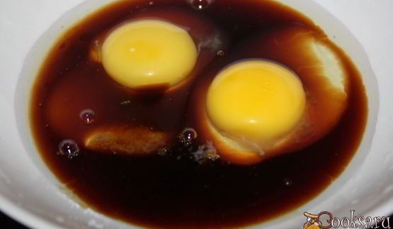 жареный рис с креветками, овощами и яйцом в азиатском стиле