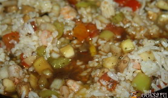 жареный рис с креветками, овощами и яйцом в азиатском стиле