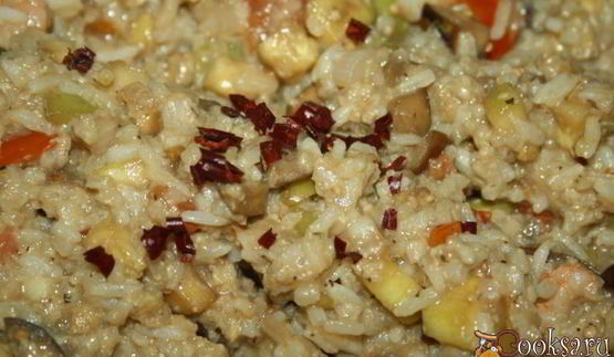 жареный рис с креветками, овощами и яйцом в азиатском стиле