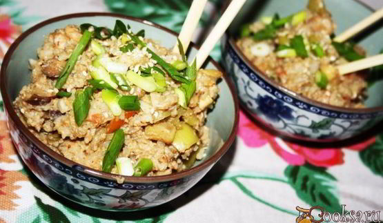 жареный рис с креветками, овощами и яйцом в азиатском стиле