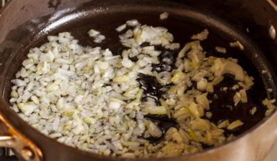 желтый рис с курицей и жареными кешью