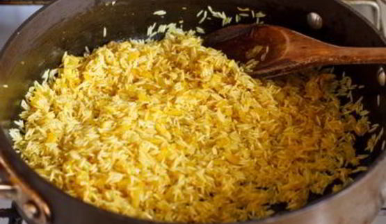 желтый рис с курицей и жареными кешью