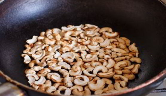 желтый рис с курицей и жареными кешью