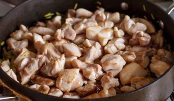 желтый рис с курицей и жареными кешью