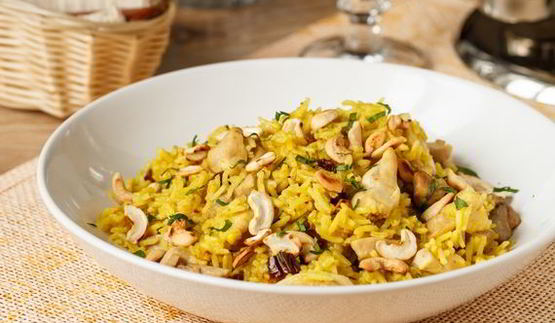 желтый рис с курицей и жареными кешью