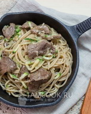 Гречневая лапша с говядиной и овощами