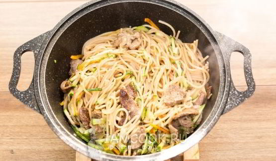 гречневая лапша с говядиной и овощами