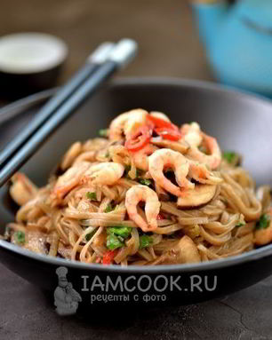 Гречневая лапша с креветками и овощами
