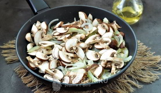 гречневая лапша с креветками и овощами