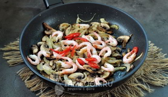 гречневая лапша с креветками и овощами