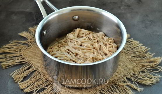 гречневая лапша с креветками и овощами