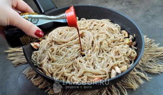 гречневая лапша с креветками и овощами