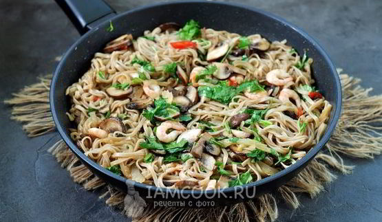 гречневая лапша с креветками и овощами