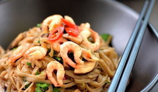 гречневая лапша с креветками и овощами