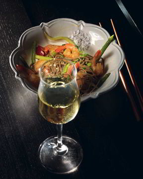 Гречневая лапша с креветками и зеленой спаржей