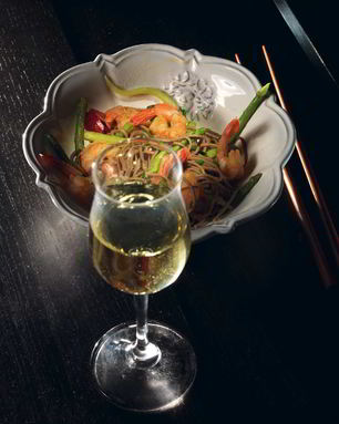 Гречневая лапша с креветками и зеленой спаржей