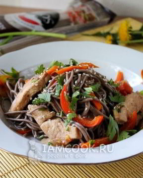 Гречневая лапша с курицей и овощами