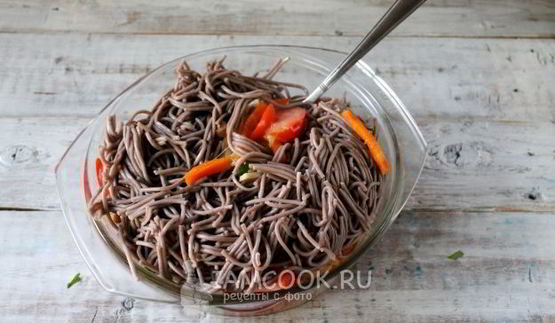 гречневая лапша с курицей и овощами