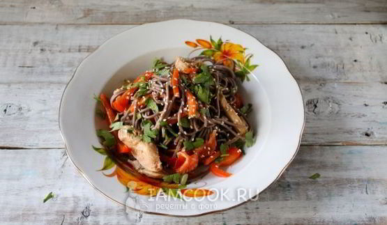 гречневая лапша с курицей и овощами