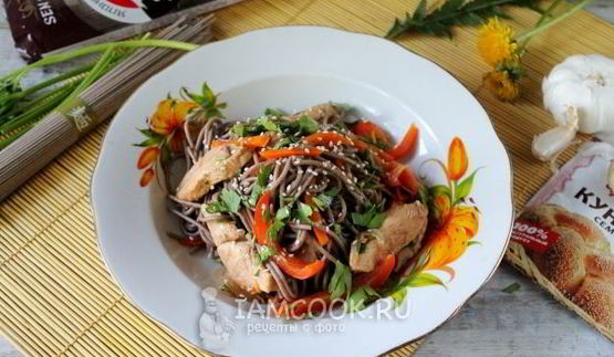 гречневая лапша с курицей и овощами