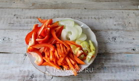гречневая лапша с курицей и овощами
