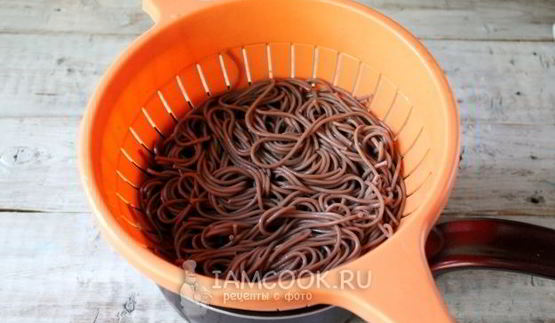 гречневая лапша с курицей и овощами