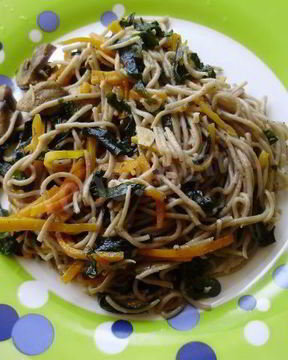 Гречневая лапша с овощами