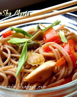 Гречневая лапша Соба с курицей и овощами