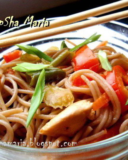 Рецепт гречневой лапши соба с курицей и овощами