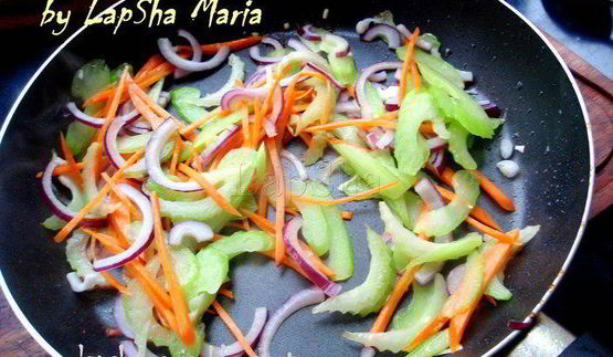 гречневая лапша соба с курицей и овощами