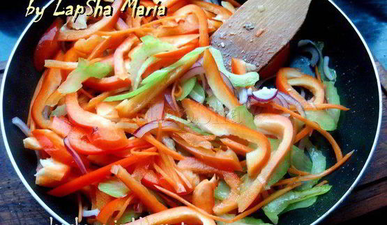 гречневая лапша соба с курицей и овощами