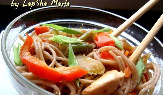 гречневая лапша соба с курицей и овощами