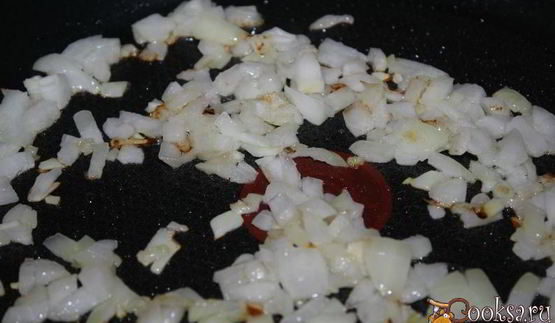 картофельное пюре с беконом, луком и вареным яйцом