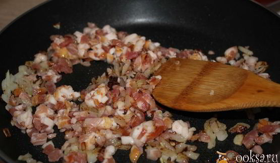 картофельное пюре с беконом, луком и вареным яйцом