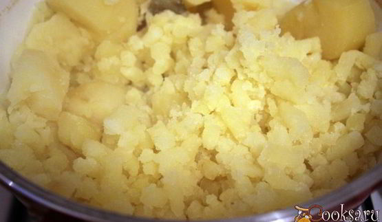 картофельное пюре с беконом, луком и вареным яйцом