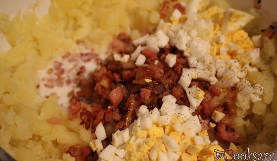 картофельное пюре с беконом, луком и вареным яйцом