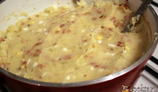 картофельное пюре с беконом, луком и вареным яйцом